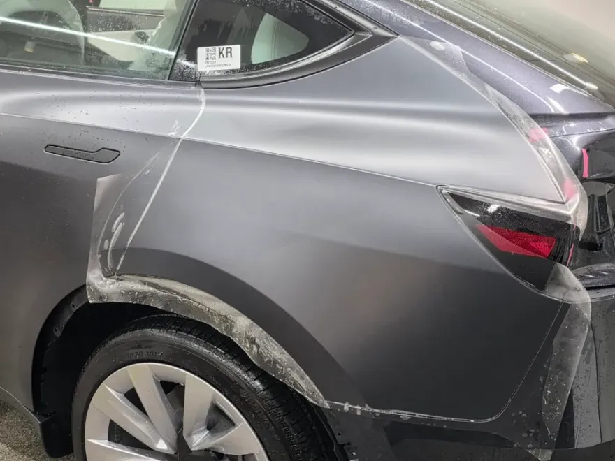 Tesla Model Y PPF施工事例｜無光フィルムで個性を演出 施工写真 1-3