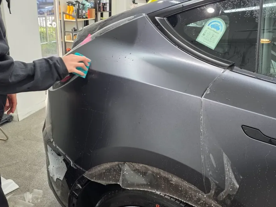 Tesla Model Y PPF施工事例｜無光フィルムで個性を演出 施工写真 2-3