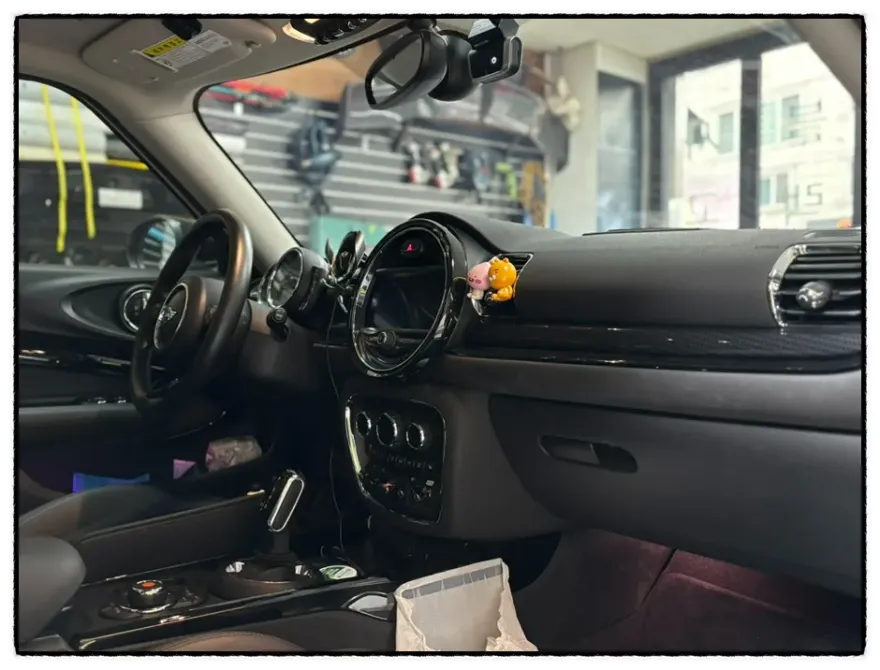 MINI Clubmanのドライブレコーダー取付事例 施工写真 4-1