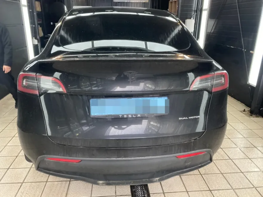 Tesla Model Yのガラスコーティング事例|費用目安・仕上がり 施工写真 2-1
