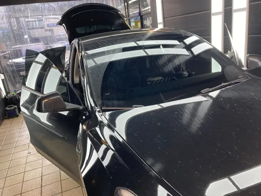 Tesla Model Yのガラスコーティング事例|費用目安・仕上がり 施工写真 3-1
