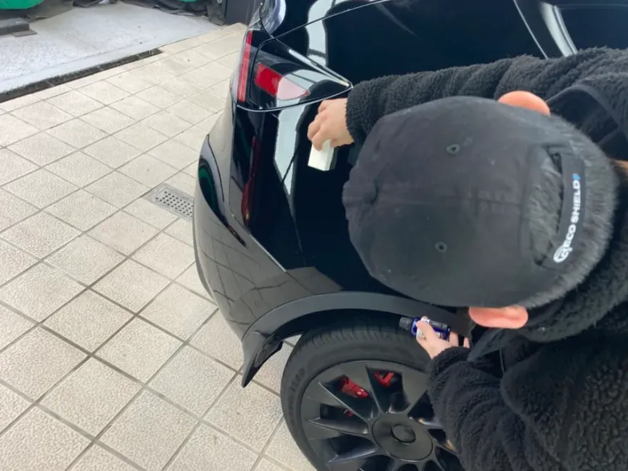 Tesla Model Yのガラスコーティング事例|費用目安・仕上がり 施工写真 3-2
