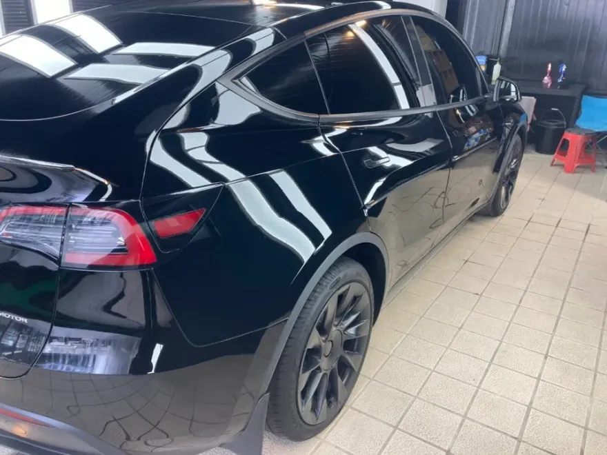 Tesla Model Yのガラスコーティング事例|費用目安・仕上がり 施工写真 1-3