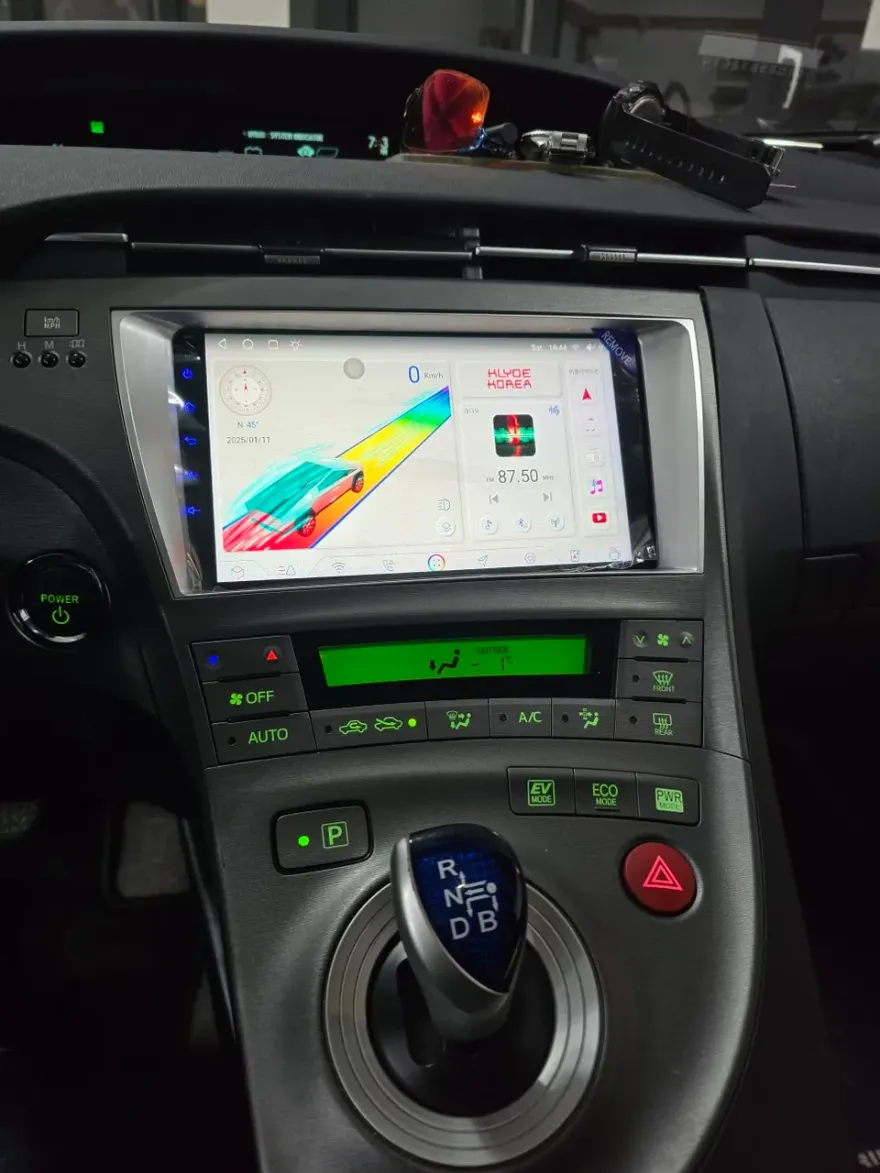 Toyota PriusのAndroid Auto・CarPlay取付事例 施工写真 4-1