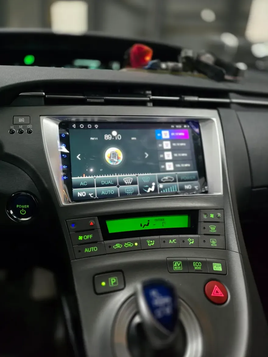 Toyota PriusのAndroid Auto・CarPlay取付事例 施工写真 1-2