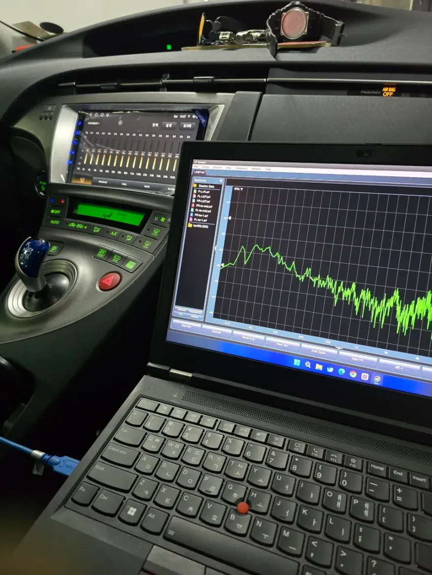 Toyota PriusのAndroid Auto・CarPlay取付事例 施工写真 4-2