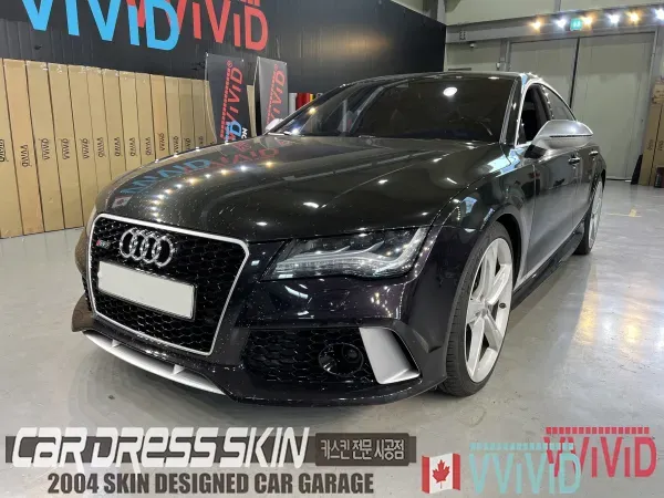 Audi RS7のカーラッピング事例|高光沢フィルムとクロームデリート 施工写真 3-1