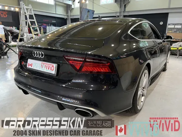 Audi RS7のカーラッピング事例|高光沢フィルムとクロームデリート 施工写真 1-2