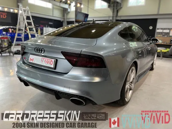 Audi RS7のカーラッピング事例|高光沢フィルムとクロームデリート 施工写真 3-2
