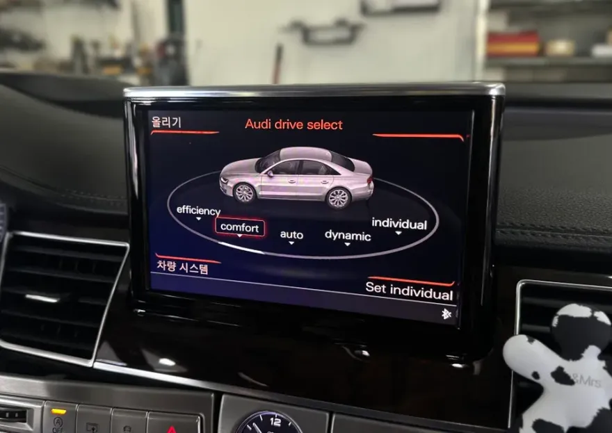 Audi A8のAndroid Auto・CarPlay取付事例 施工写真 2-1
