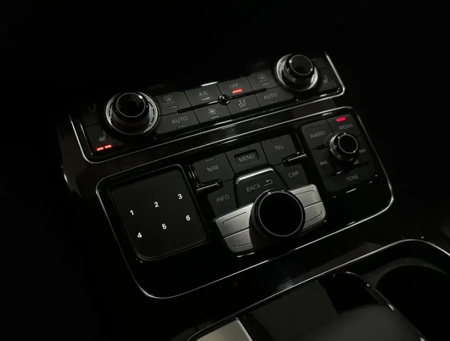 Audi A8のAndroid Auto・CarPlay取付事例 施工写真 2-2