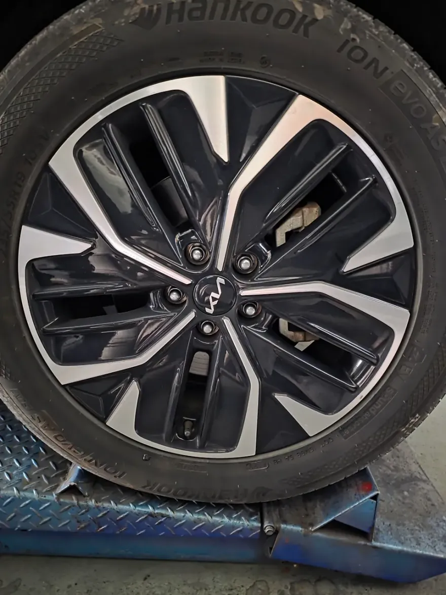 Kia EV6のホイールリペア・塗装事例 施工写真 1-2