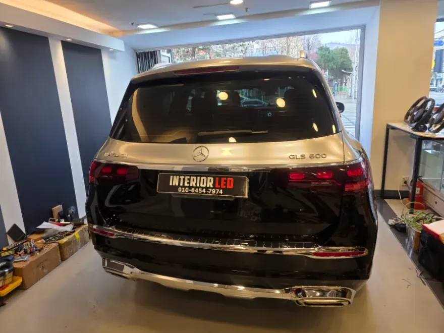Mercedes-Benz GLS ambient lighting installation result