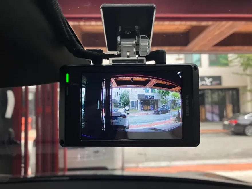 Tesla Model Yのドラレコ取付事例|費用目安・仕上がり 施工写真 1-2
