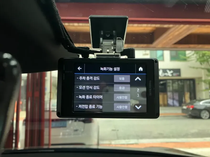 Tesla Model Yのドラレコ取付事例|費用目安・仕上がり 施工写真 1-3
