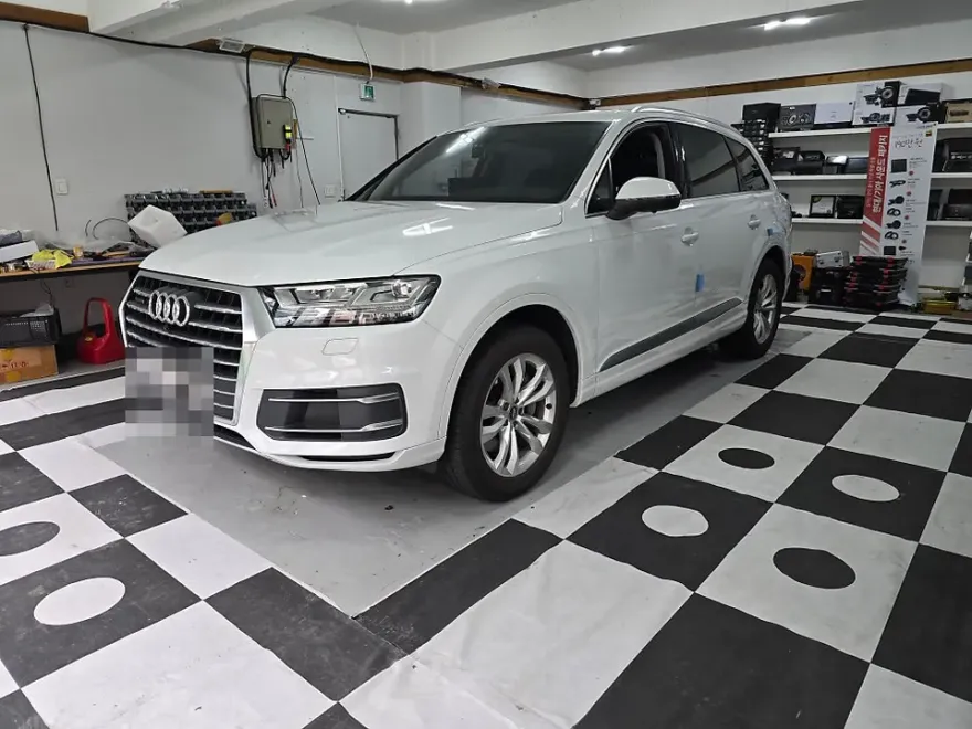 Audi Q7のAndroid Auto・CarPlay取付事例 施工写真 1-3