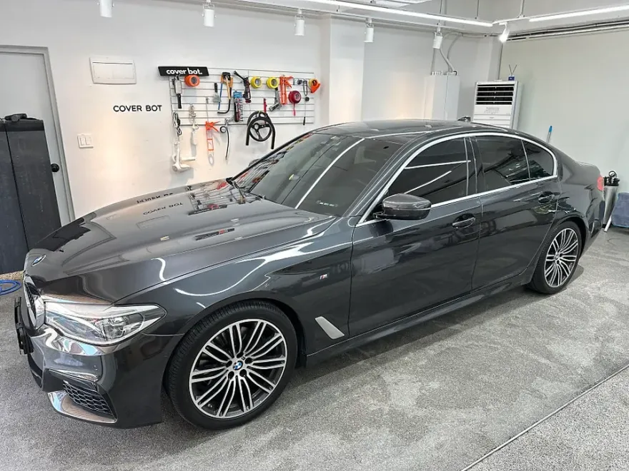 BMW 5 Series G30の室内ラッピング事例|費用目安・デザイン 施工写真 2-1