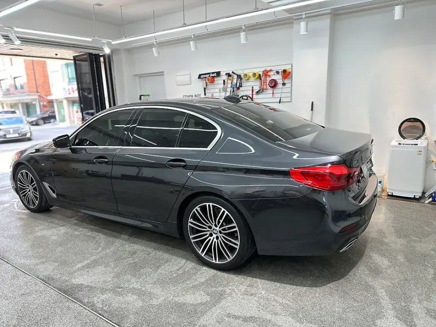 BMW 5 Series G30の室内ラッピング事例|費用目安・デザイン 施工写真 3-1