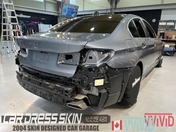 BMW 5 Series G30 カーラッピング事例|無光シルバークロム 施工写真 4-1