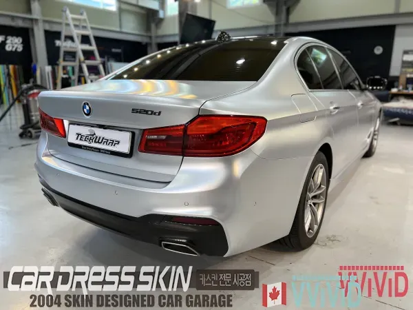 BMW 5 Series G30 カーラッピング事例|無光シルバークロム 施工写真 4-2