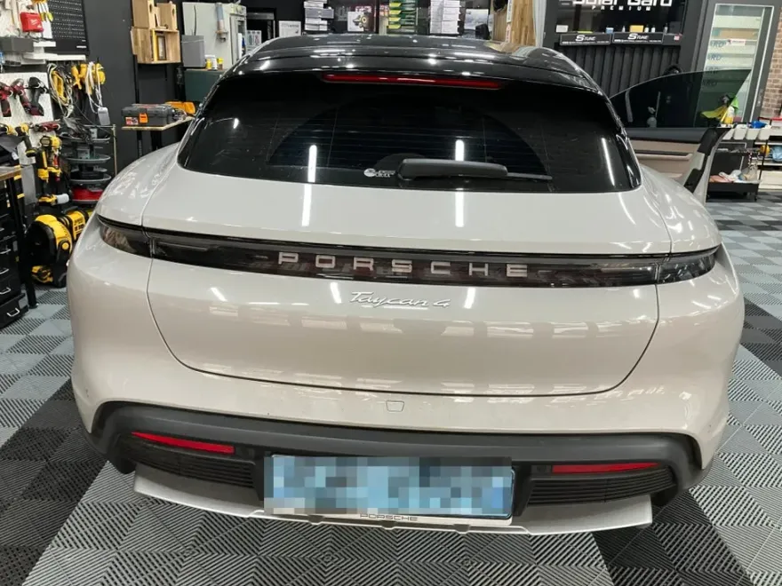 Porsche Taycanのドラレコ取付事例|費用目安・仕上がり 施工写真 1-1