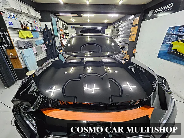 BMW i7 カーラッピング事例|デュアルカラーと高光沢フィルム 施工写真 1-1