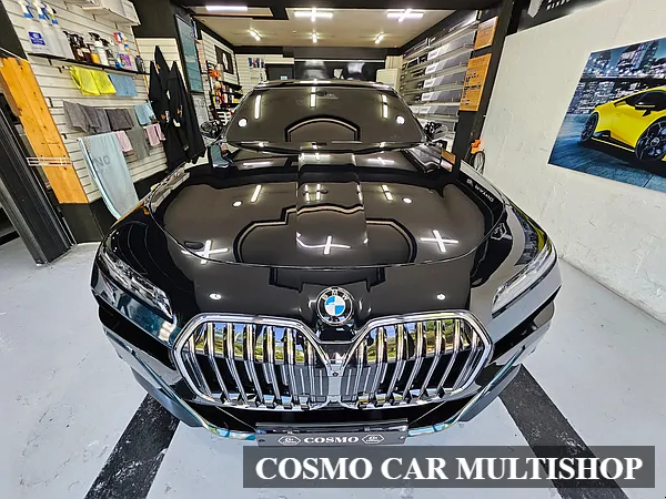 BMW i7 カーラッピング事例|デュアルカラーと高光沢フィルム 施工写真 2-1