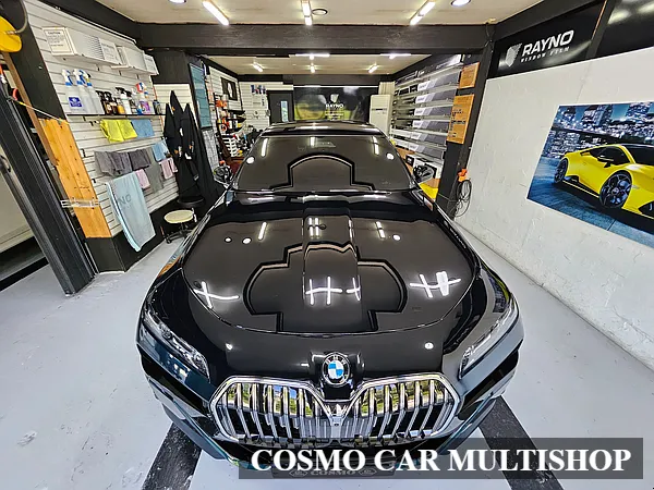 BMW i7 カーラッピング事例|デュアルカラーと高光沢フィルム 施工写真 3-1
