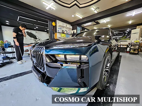 BMW i7 カーラッピング事例|デュアルカラーと高光沢フィルム 施工写真 1-2