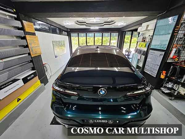 BMW i7 カーラッピング事例|デュアルカラーと高光沢フィルム 施工写真 3-2