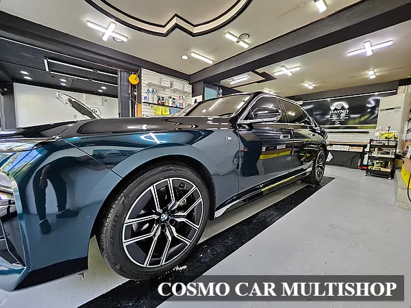 BMW i7 カーラッピング事例|デュアルカラーと高光沢フィルム 施工写真 1-3