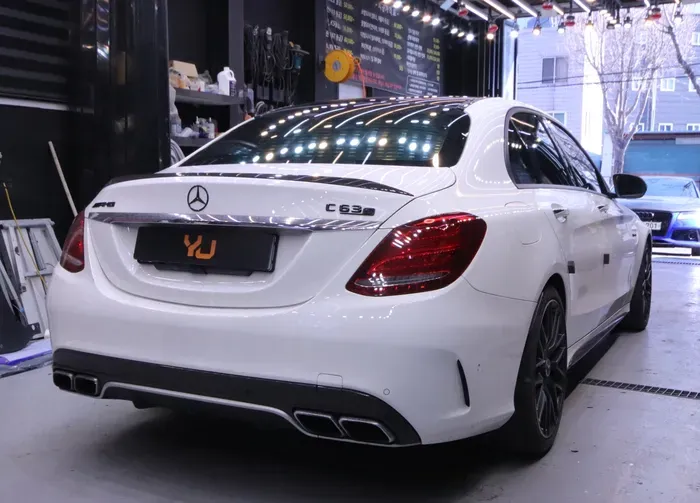 Mercedes-Benz Cクラスのガラスコーティング事例|韓国での施工 施工写真 3-1