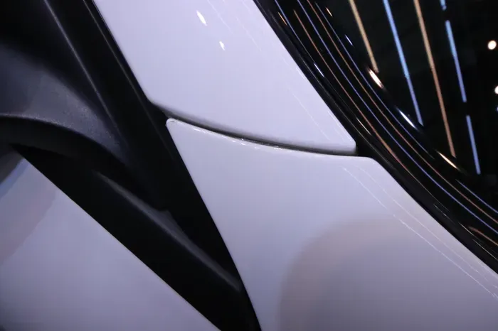 Mercedes-Benz Cクラスのガラスコーティング事例|韓国での施工 施工写真 2-2
