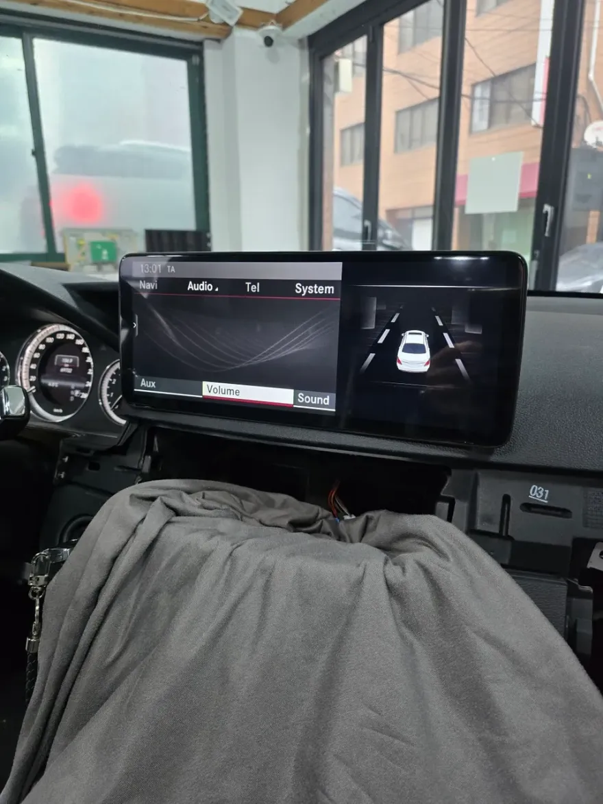 Mercedes-Benz E-Class W212のAndroid Auto・CarPlay取付事例 施工写真 1-2