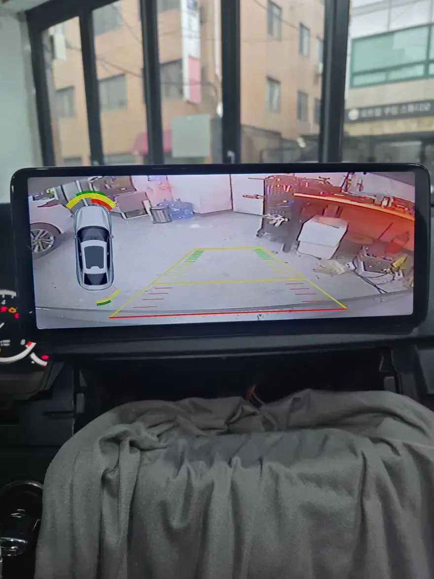 Mercedes-Benz E-Class W212のAndroid Auto・CarPlay取付事例 施工写真 2-2