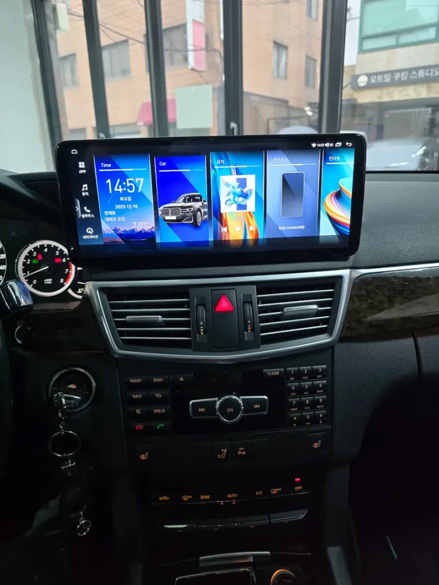 Mercedes-Benz E-Class W212のAndroid Auto・CarPlay取付事例 施工写真 1-3