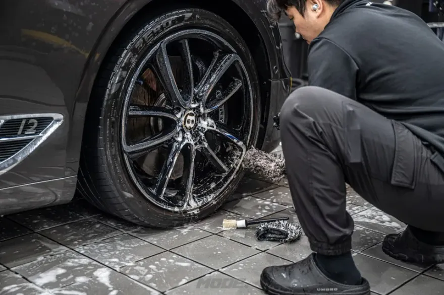 Bentley Continental GTのガラスコーティング事例|韓国での施工 施工写真 2-3