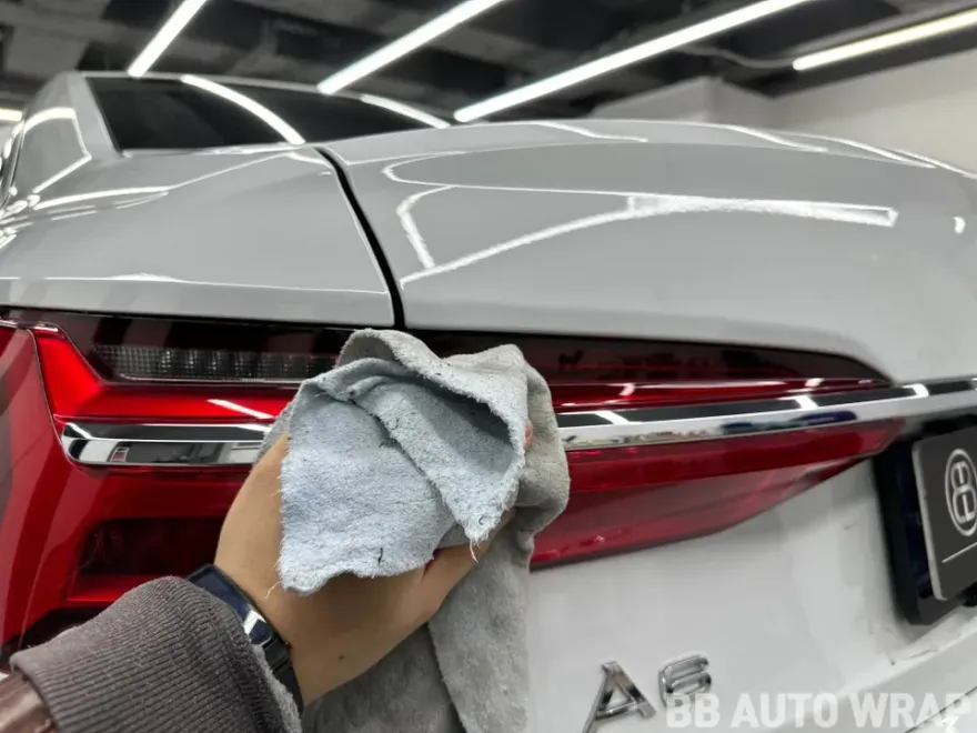 Audi A6 C8のカーラッピング事例|クローム除去とルーフスキン 施工写真 1-3