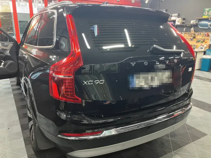 Volvo XC90のドラレコ取付事例｜費用目安と仕上がり 施工写真 2-1