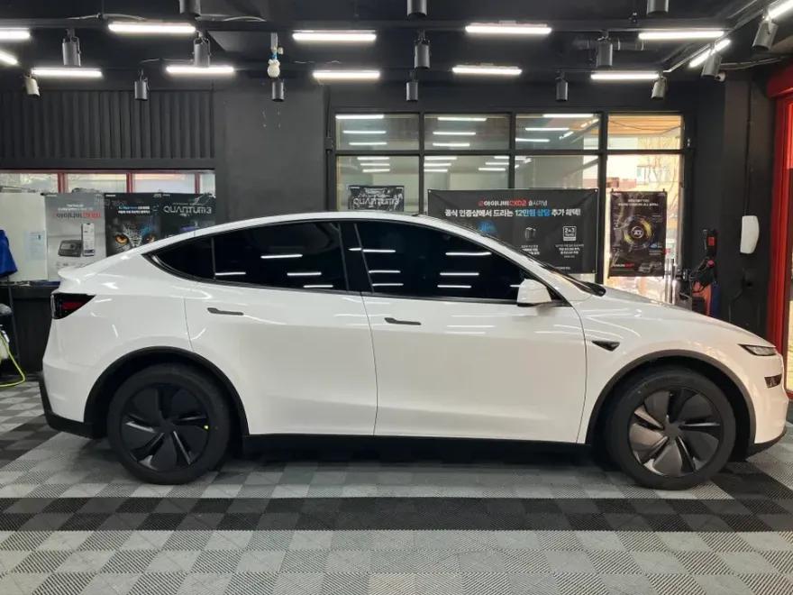 Tesla Model Yのカーフィルム施工事例|費用目安・仕上がり 施工写真 2-1