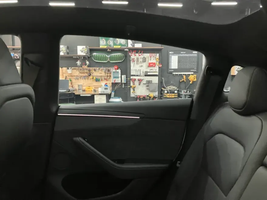 Tesla Model Yのカーフィルム施工事例|費用目安・仕上がり 施工写真 2-3