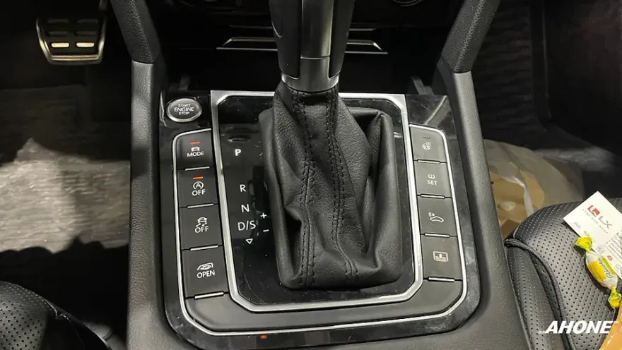 Volkswagen Arteonのドライブレコーダー取付事例 施工写真 1-3