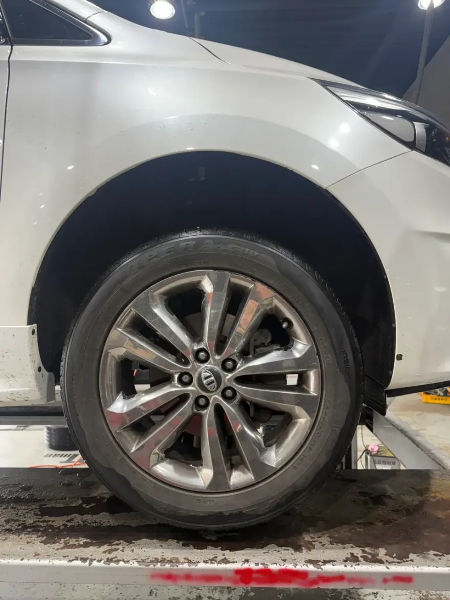 Kia All New Carnivalのホイールリペア・塗装事例 施工写真 4-1