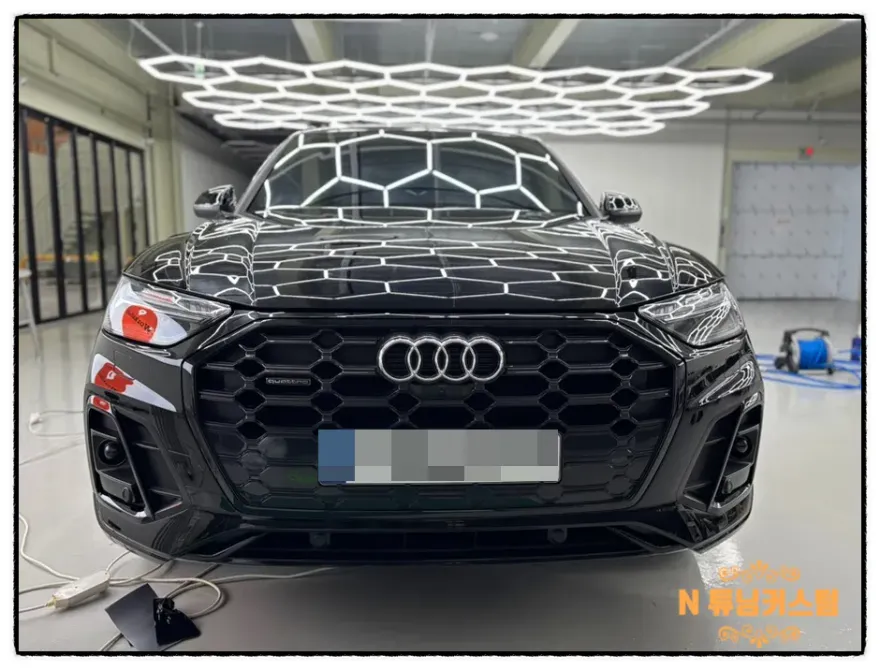 Audi Q5のカーラッピング事例|クロームモールを高級感ある仕上がりに 施工写真 3-1