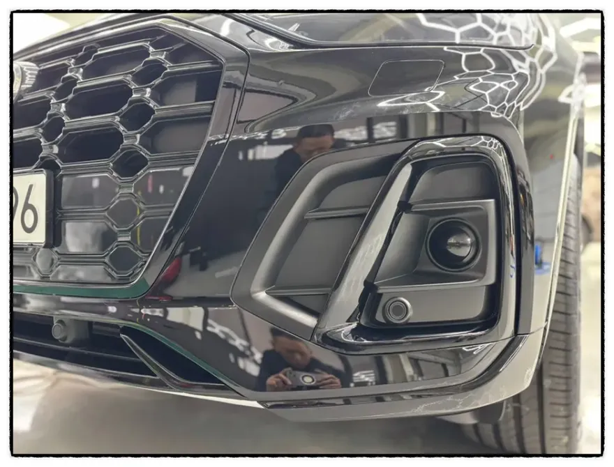 Audi Q5のカーラッピング事例|クロームモールを高級感ある仕上がりに 施工写真 2-2