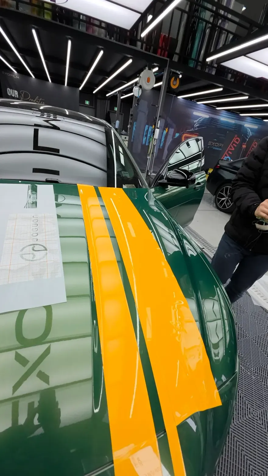 Jaguar XEのカーラッピング事例|デザインポイントと費用目安 施工写真 1-1