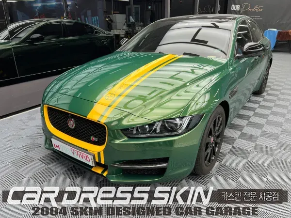 Jaguar XEのカーラッピング事例|デザインポイントと費用目安 施工写真 2-1