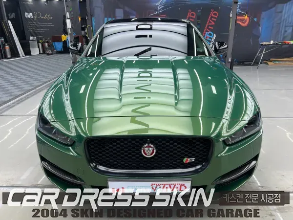 Jaguar XEのカーラッピング事例|デザインポイントと費用目安 施工写真 3-1