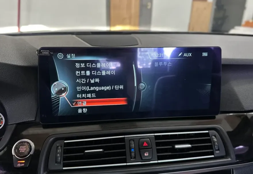 BMW 5 Series F10のAndroid Auto・CarPlay取付事例 施工写真 4-1