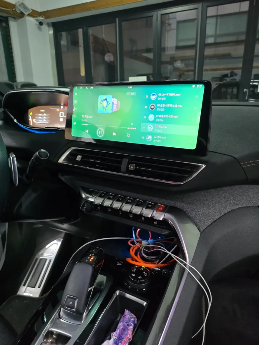 Peugeot 5008のAndroid Auto・CarPlay取付事例 施工写真 1-2
